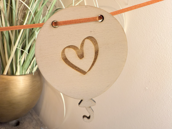Houten ballon met hartje voor naamslinger